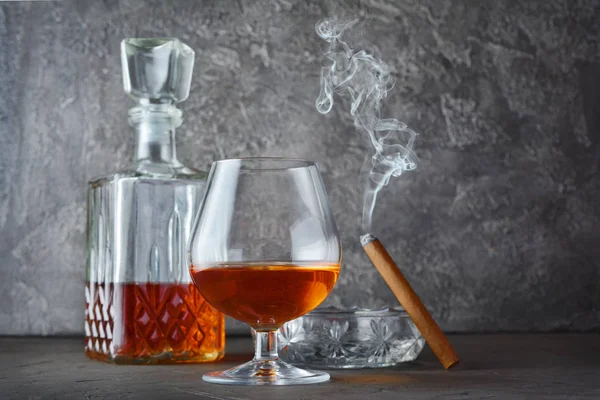Sterke Alcoholische Drank Cognac Sniffer Glas Karaf Met Roken Sigaar — Stockfoto