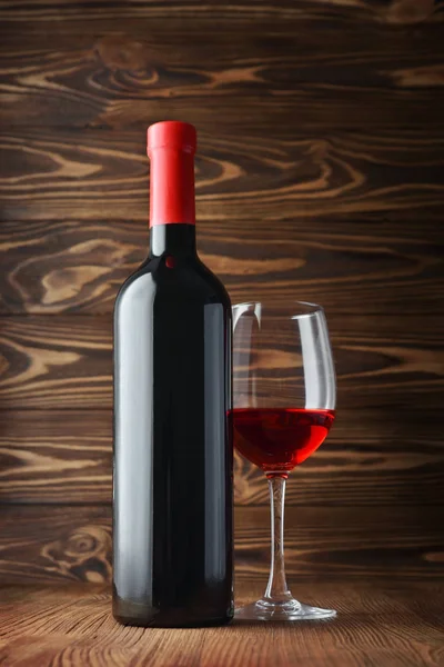 Rode Wijn Fles Glas Voor Wijnproeven Kelder Houtstructuur Achtergrond — Stockfoto