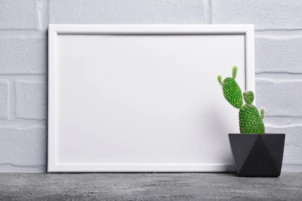 Pequeño Cactus Maceta Flores Negro Maqueta Marco Blanco Con Espacio — Foto de Stock