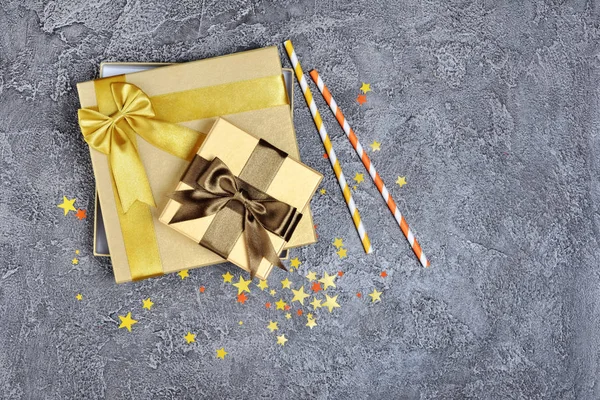 Золотые Блестящие Классические Подарочные Коробки Коричневыми Атласными Бантами Бумажными Коктейльными — стоковое фото