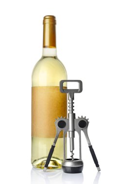 Beyaz şarap şişesi boş etiket ve beyaz arka plan üzerinde izole tatmak için tirbuşon ile