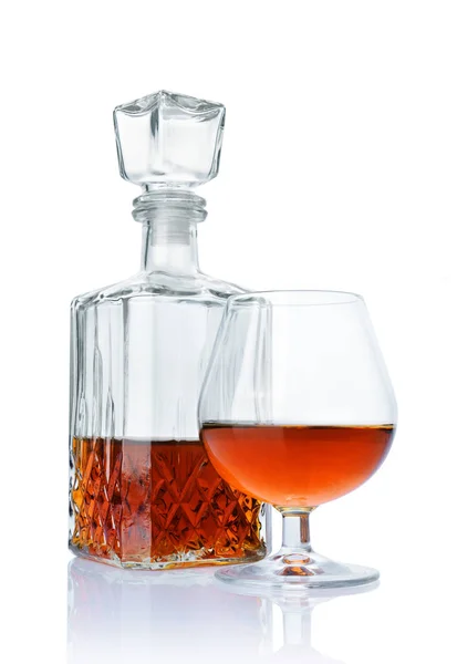 Stark Alkoholisches Getränk Cognac Schnüffelglas Und Kristallkaraffe Isoliert Auf Weißem — Stockfoto