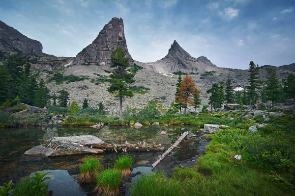 Landschap Van Mooie Zomerse Pittoreske Bergmeer Met Reflectie Blauwe Bewolkte — Stockfoto