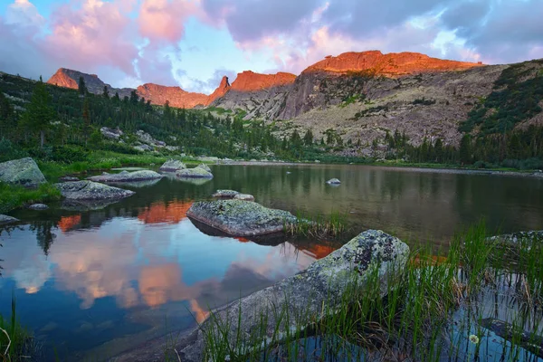 Zachód Słońca Krajobraz Lato Piękne Malownicze Górskie Jezioro Odbiciem Tle — Zdjęcie stockowe