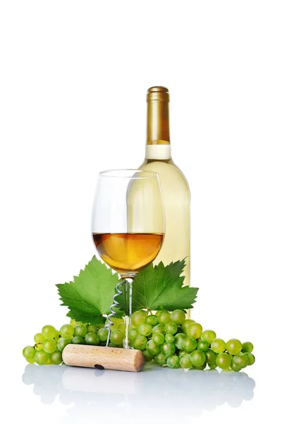Butelka Wina Szkło Degustacji Świeżych Winogron Korkociąg Białym Tle — Zdjęcie stockowe