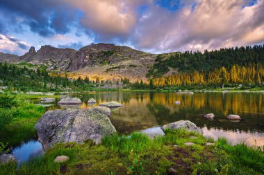 Günbatımı manzara mavi bulutlu gökyüzü adam yansıması ile güzel yaz dağ Gölü