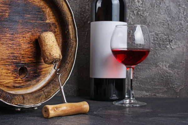 Bottiglia Vino Rosso Con Bicchiere Degustazione Botte Legno Con Cavatappi — Foto Stock