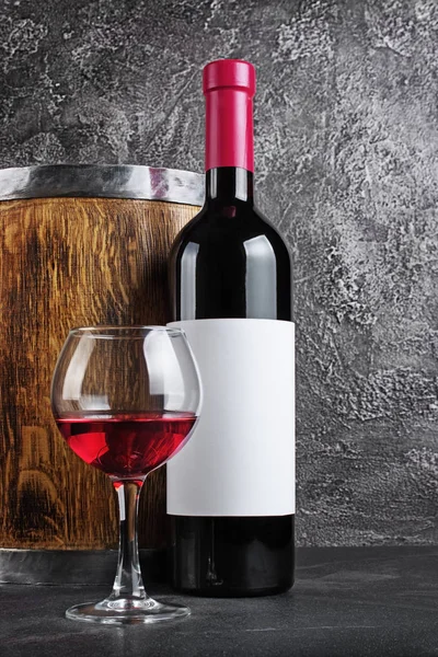 Rode Wijnfles Met Glas Voor Proeven Houten Vat Donkere Kelder — Stockfoto