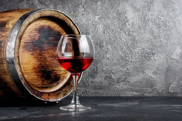 Szkło Czerwonego Wina Degustacji Drewnianych Beczek Ciemnej Piwnicy Szarym Tle — Zdjęcie stockowe