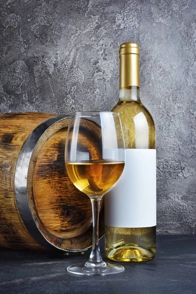 Vitt Vin Flaska Med Glas För Provsmakning Och Trä Fat — Stockfoto