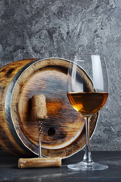 Copa Con Vino Blanco Para Degustación Barril Madera Con Sacacorchos — Foto de Stock