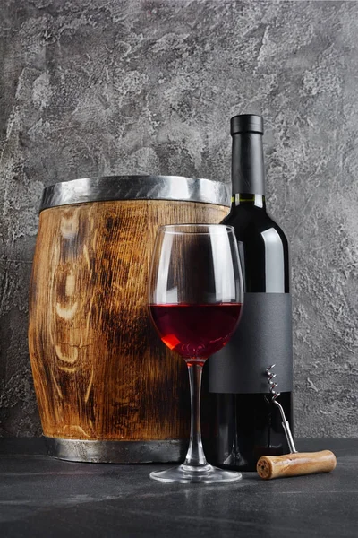 Rött Vin Flaska Med Glas För Provsmakning Och Trä Fat — Stockfoto
