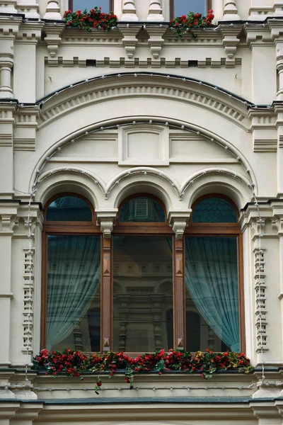 Nahaufnahme Eines Geschlossenen Luxus Holz Frontfenster Bögen Der Weißen Wand — Stockfoto