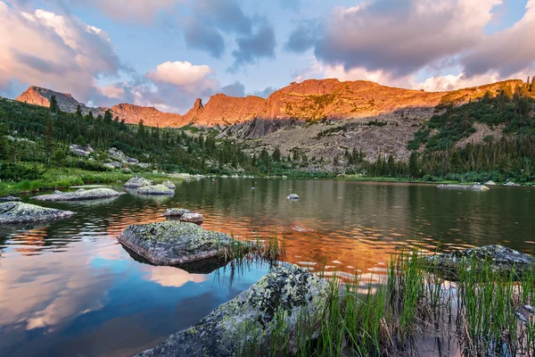 Ηλιοβασίλεμα Τοπίο Όμορφο Καλοκαίρι Γραφική Ορεινή Λίμνη Αντανάκλαση Στο Μπλε — Φωτογραφία Αρχείου