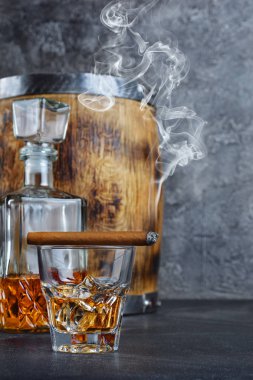 Güçlü alkollü içki scotch viski gri beton zemin üzerine yasaktır puro ile eski moda cam ve kristal sürahi buz küpleri ile