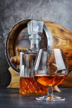 Crystal sürahi ve vintage mahzeni gri beton zemin üzerine ahşap varil ile güçlü alkollü içki konyak sniffer cam