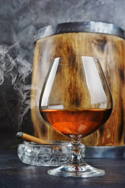 Forte Bevanda Alcolica Cognac Vetro Sniffer Con Sigaro Fumante Portacenere — Foto Stock