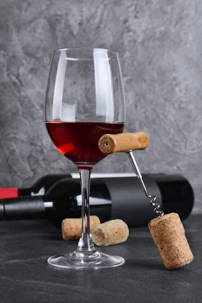 Bottiglie Vino Rosso Con Calice Degustazione Cavatappi Cantina Fondo Grigio — Foto Stock