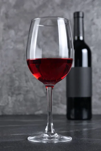 Red Wine Bottle Empty Label Glass Tasting Cellar Gray Concrete — Stock Photo, Image