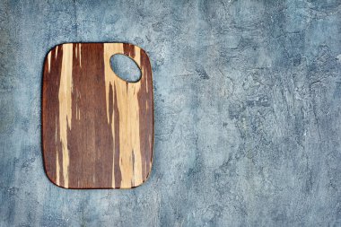 Düz parlak ahşap kesme tahtası kopya alanı gri beton zemin üzerine yatırın