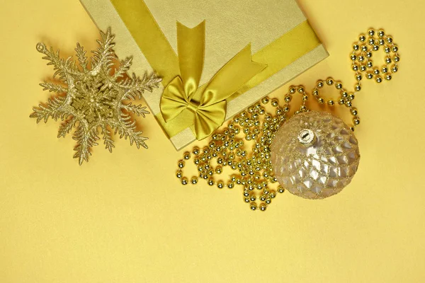 Блестящая Классическая Подарочная Коробка Блестящими Рождественскими Игрушками Гирляндой Бусин Качестве — стоковое фото