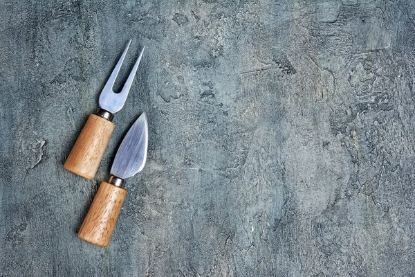 Flat Lay Parmesan Cheese Knives Wooden Handles Copy Space Gray — Stock Photo, Image