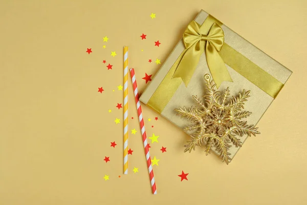 サテンの弓 カクテル ストロー黄金背景にパーティの属性としてきらびやかなクリスマス ツリー グッズ スノーフレークと光沢のある古典的なギフト ボックス — ストック写真