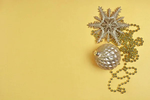 Colocación Plana Brillantes Juguetes Árbol Navidad Guirnalda Cuentas Como Atributos —  Fotos de Stock