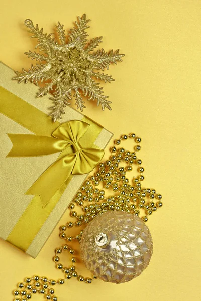 Блестящая Классическая Подарочная Коробка Блестящими Рождественскими Игрушками Гирляндой Бусин Качестве — стоковое фото