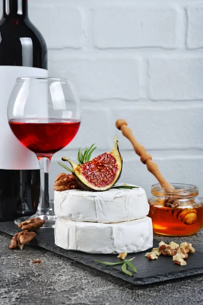 Antipasto Gourmet Brie Bianco Camembert Con Fichi Freschi Noci Miele — Foto Stock