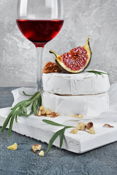 Antipasto Gourmet Brie Bianco Camembert Con Fichi Freschi Noci Bicchiere — Foto Stock