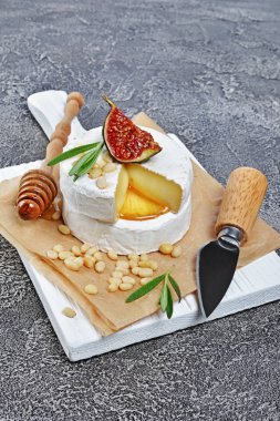 Taze incir, çam fıstığı ve biberiye baharat hafif ahşap tahta adam üzerinde gurme meze beyaz brie peyniri veya camembert
