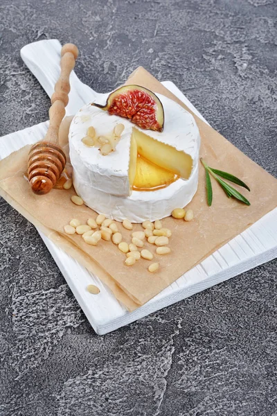 Antipasto Gourmet Brie Bianco Camembert Con Fichi Freschi Pinoli Spezie — Foto Stock