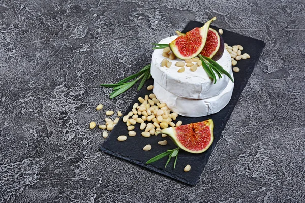 Gurmánské Předkrm Bílého Sýra Brie Nebo Camembert Čerstvými Fíky Piniovými — Stock fotografie