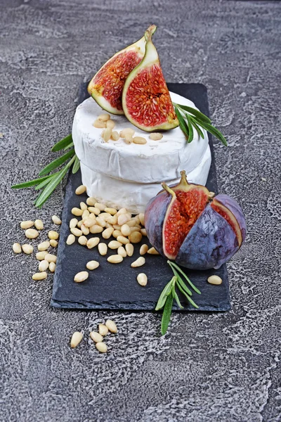 Aperitivo Gourmet Queijo Brie Branco Camembert Com Figos Frescos Pinhões — Fotografia de Stock