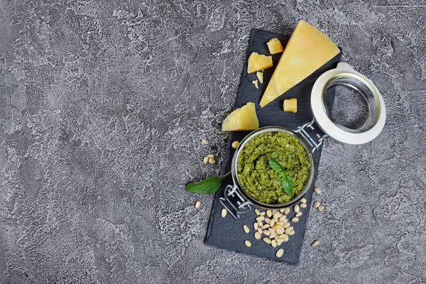 Geleneksel Talyan Yeşil Sosu Pesto Cam Parmesan Peyniri Çam Fıstığı — Stok fotoğraf