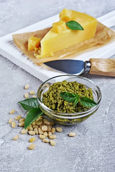 Geleneksel Talyan Yeşil Sosu Pesto Parmesan Peyniri Çam Fıstığı Bıçak — Stok fotoğraf