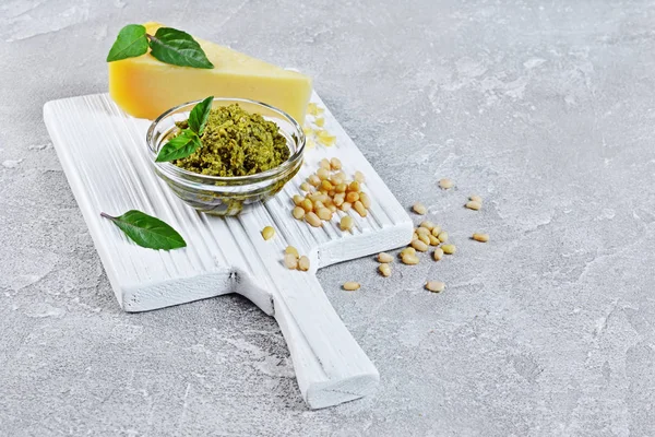 Pesto Tradizionale Alla Salsa Verde Ciotola Vetro Con Parmigiano Pinoli — Foto Stock