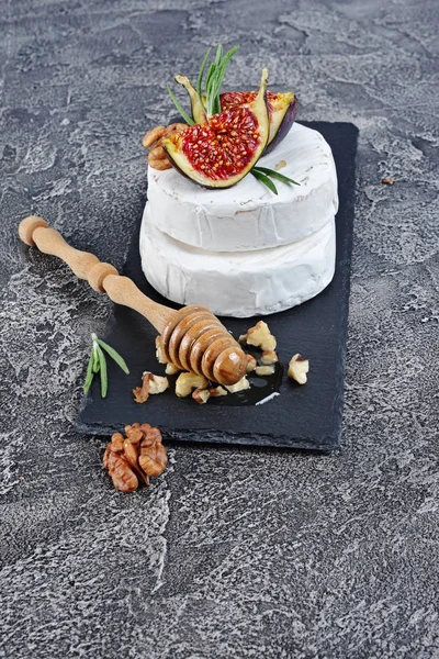 Aperitivo Gourmet Queijo Brie Branco Camembert Com Figos Frescos Nozes — Fotografia de Stock