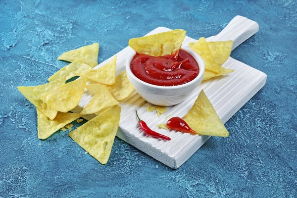 Mexické Nachos Chips Pikantní Omáčkou Červeného Hot Chilli Papričkou Dřevěné — Stock fotografie