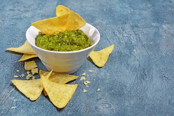 Mexicano Nachos Chips Com Molho Guacamole Verde Mergulhar Tigela Branca — Fotografia de Stock