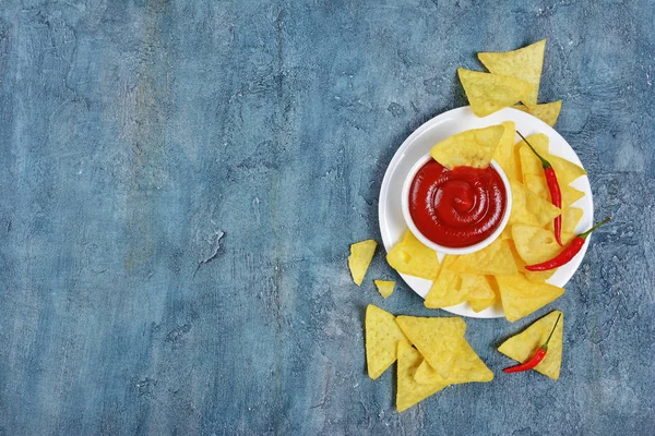 Vista Superior Sobre Fichas Nachos Mexicanos Con Salsa Roja Picante — Foto de Stock