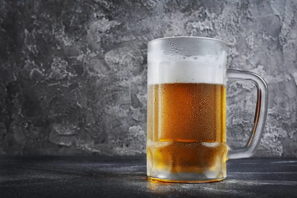 Singola Tazza Vetro Birra Fredda Con Schiuma Sfondo Grigio Cemento — Foto Stock