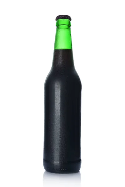 Garrafa Única Cerveja Escura Fria Com Gotas Isoladas Fundo Branco — Fotografia de Stock