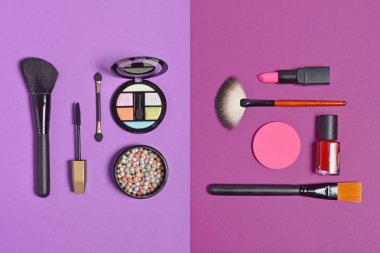 «Ana sayfa» güzellik ürünleri dizi görüntüyü: dudak sopa, rimel, göz farı, allık, topları toz, Dekoratif kozmetik lehçe çivi ve makyaj fırçaları parlak mor arka plan üzerinde