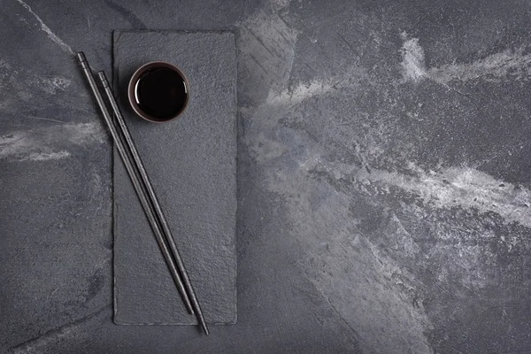 Cuenco Oscuro Salsa Soja Salada Asiática Con Palillos Madera Sobre —  Fotos de Stock