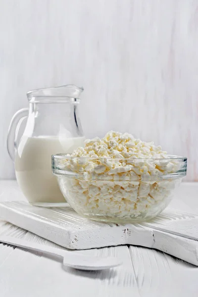 Cottage Cheese Glassbolle Med Melkekanne Skje Trebrett Hvit Bakgrunn – stockfoto