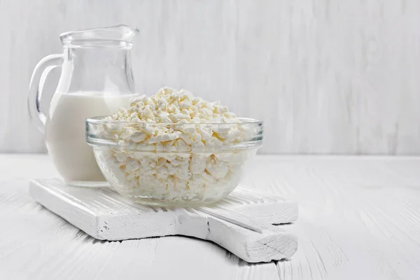 Queso Cabaña Tazón Vidrio Con Jarra Leche Sobre Tabla Madera — Foto de Stock