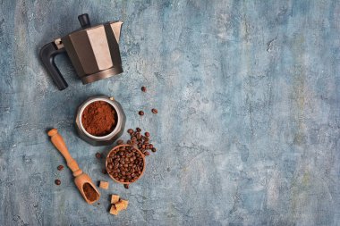 Üstten görünüm açık şofben kahve makinesi ile çekilmiş kahve ve fasulye kopya alanı mavi beton zemin üzerine sabah espresso için üzerinde