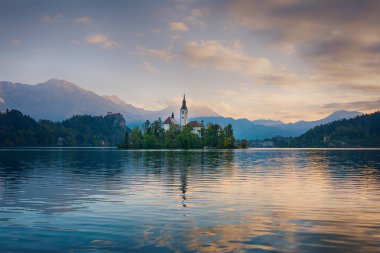 Ünlü lake Bled Slovenya güzel gündoğumu manzara mavi bulutlu gökyüzü ve dağlar zemin üzerine yeşil adada küçük kilise ile